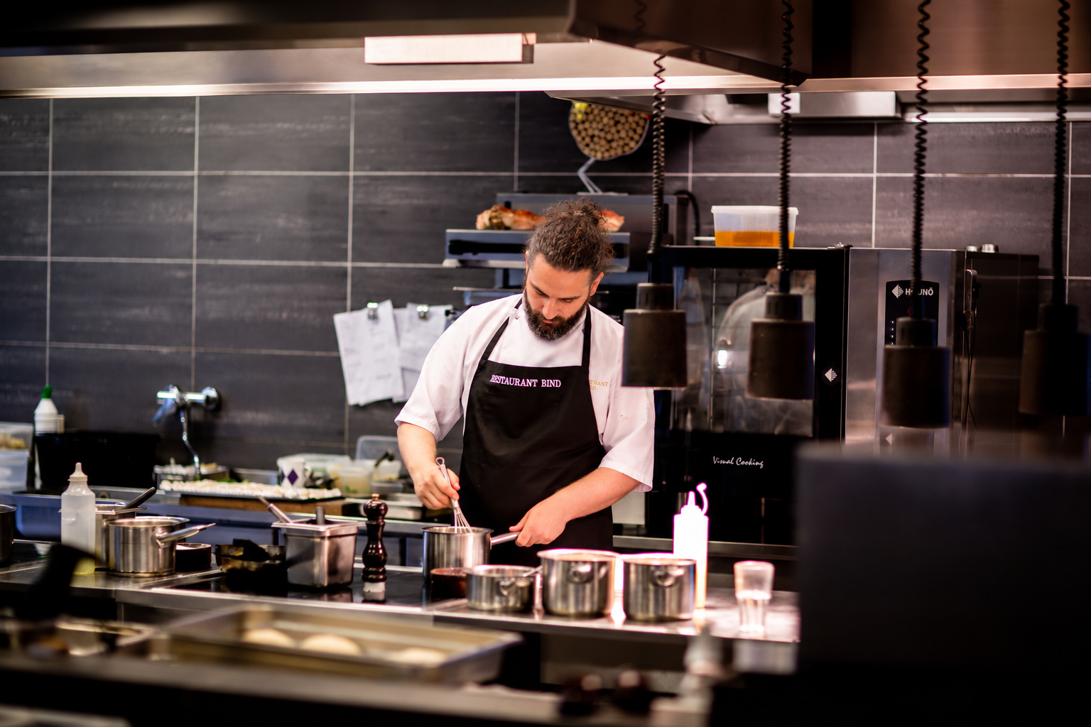 Creatief bewerkt beeld met chef Luigi Patella in een professionele keuken